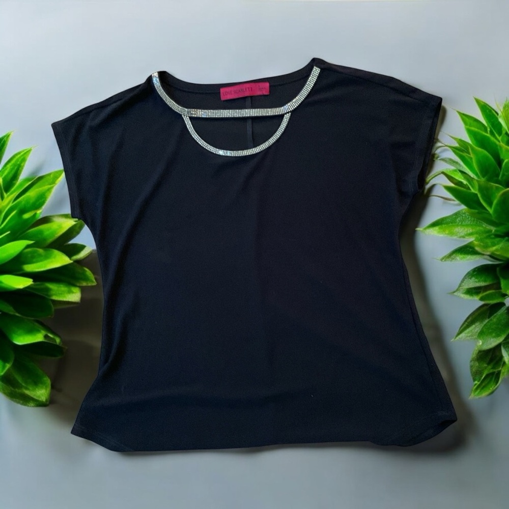 Women’s short sleeves shirt.
